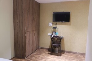 Television - Hotel Pub Street Inn (Navi Mumbai)