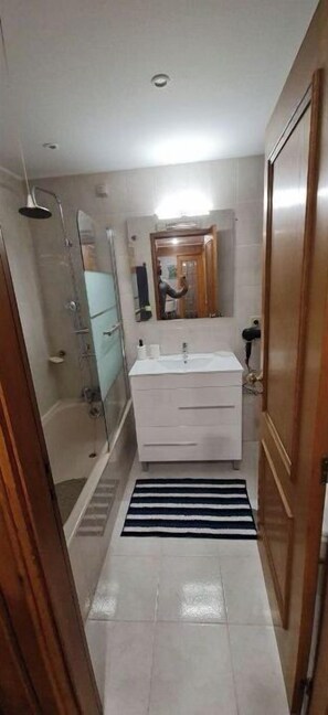 Chuveiro, secador de cabelo, bidê, toalhas de banho