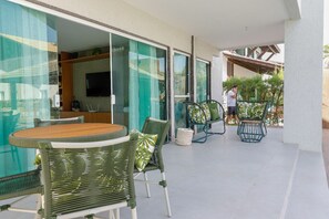 Outdoor dining - Spectacular house in condominium by the sea (PE)