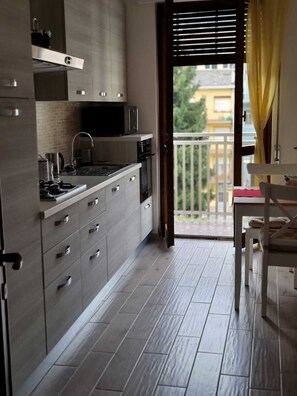 Frigorifero, microonde, forno, piano cottura