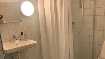 Kahden hengen deluxe-huone (yksi tai kaksi sänkyä) | Kylpyhuone | Suihku