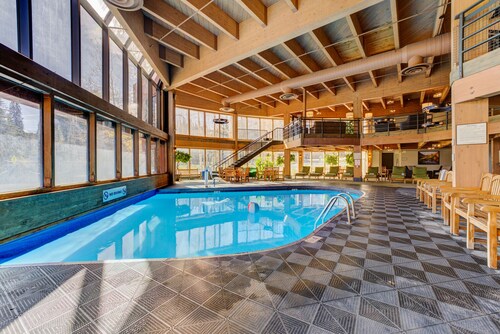 Breck Ski In/Ski Out Condo, Private Balcony, Free Shuttle and Ski Lockers
