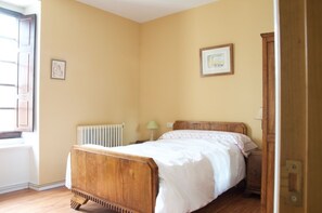 5 bedrooms, iron/ironing board, free WiFi, bed sheets