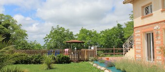 Jardin d'Hiver guest rooms with outdoor pool and jacuzzi