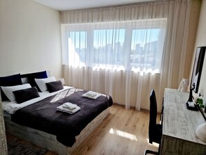 1 habitación, caja de seguridad en la habitación y escritorio 
