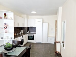 Fridge, microwave, oven, stovetop - Papaya Apartment  А10 for 5 people with parking (Варна)