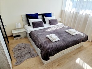 1 makuuhuone, tallelokero huoneessa, työpöytä, silitysrauta/-lauta