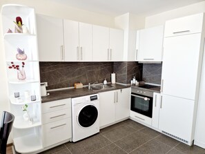 Jääkaappi, mikroaaltouuni, uuni, liesi