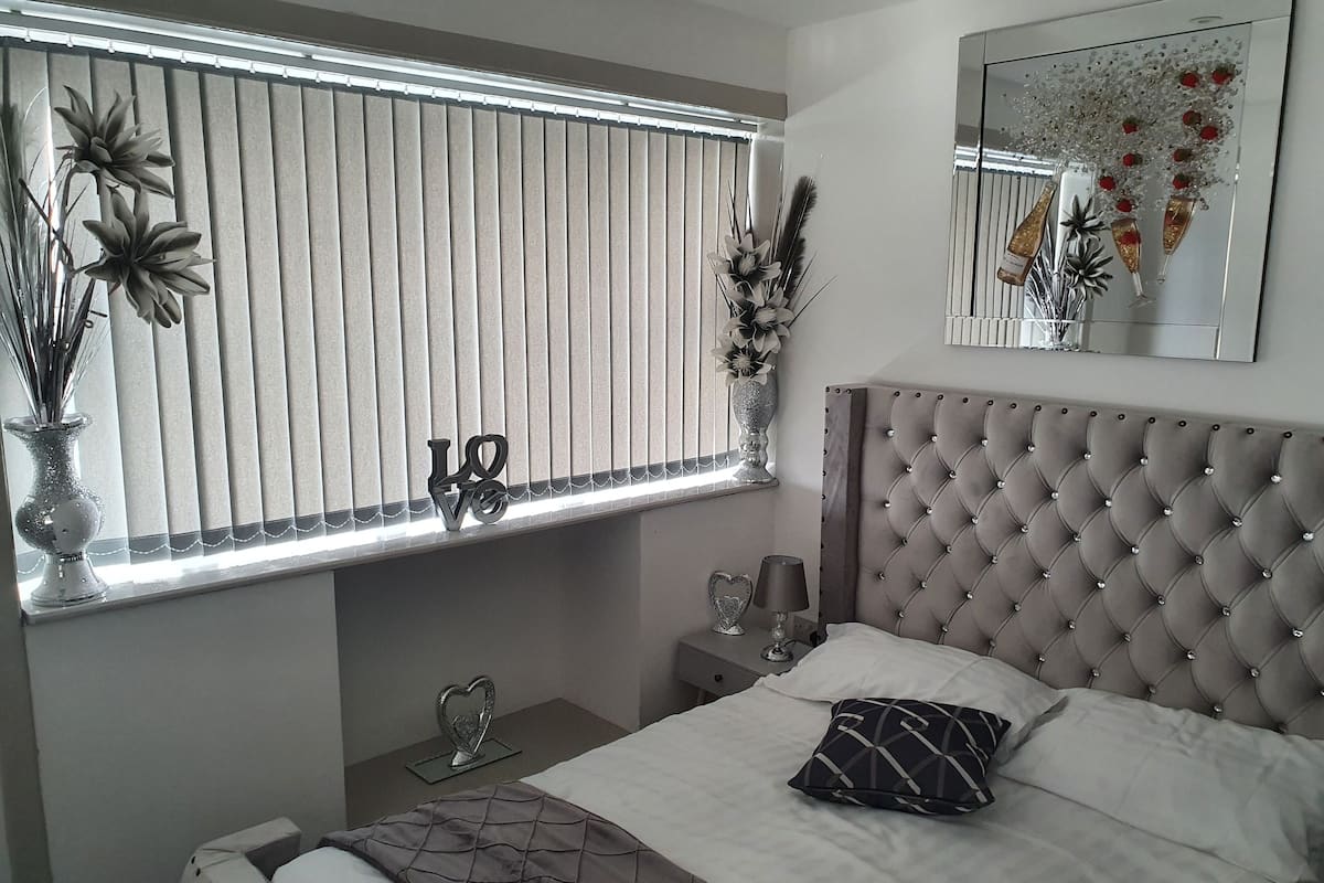 Deluxe Double Room | Iron/ironing board (on request), WiFi (free), individually decorated