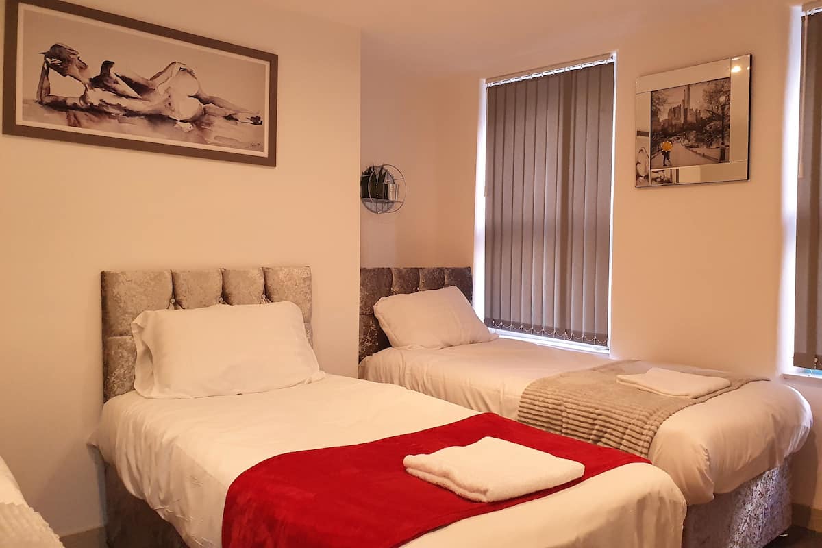Deluxe Triple Room | Iron/ironing board (on request), WiFi (free), individually decorated