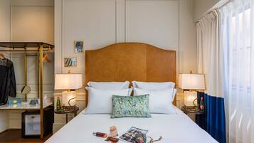 Cofres nos quartos, escrivaninha, espaço de trabalho para notebook