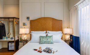 In-room safe, desk, laptop workspace, soundproofing - Villa Brown Tel-Aviv (Tel Aviv)