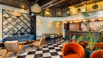 Área de estar no saguão