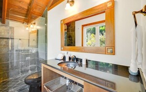 Shower, hair dryer, towels - Villa Mimosa-Sun,S’mores! Walk to Russian River! Guerneville!Ht Tb•Dog• WiFi (Guerneville)