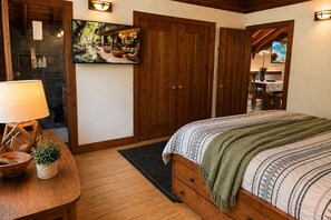 3 bedrooms, desk, iron/ironing board, free WiFi - Villa Mimosa-Sun,S’mores! Walk to Russian River! Guerneville!Ht Tb•Dog• WiFi (Guerneville)