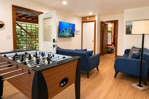 Games room - Villa Mimosa-Sun,S’mores! Walk to Russian River! Guerneville!Ht Tb•Dog• WiFi (Guerneville)