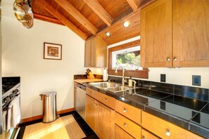 Fridge, microwave, oven, stovetop - Villa Mimosa-Sun,S’mores! Walk to Russian River! Guerneville!Ht Tb•Dog• WiFi (Guerneville)