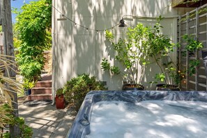 Tina de hidromasaje al aire libre