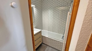 Een bad, een haardroger, toiletpapier