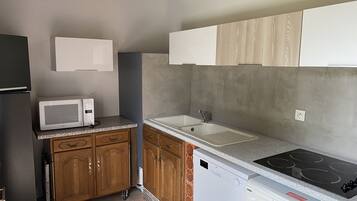 Een koelkast, een microgolfoven, een oven, een kookplaat