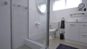 Shower, hair dryer, towels, shampoo