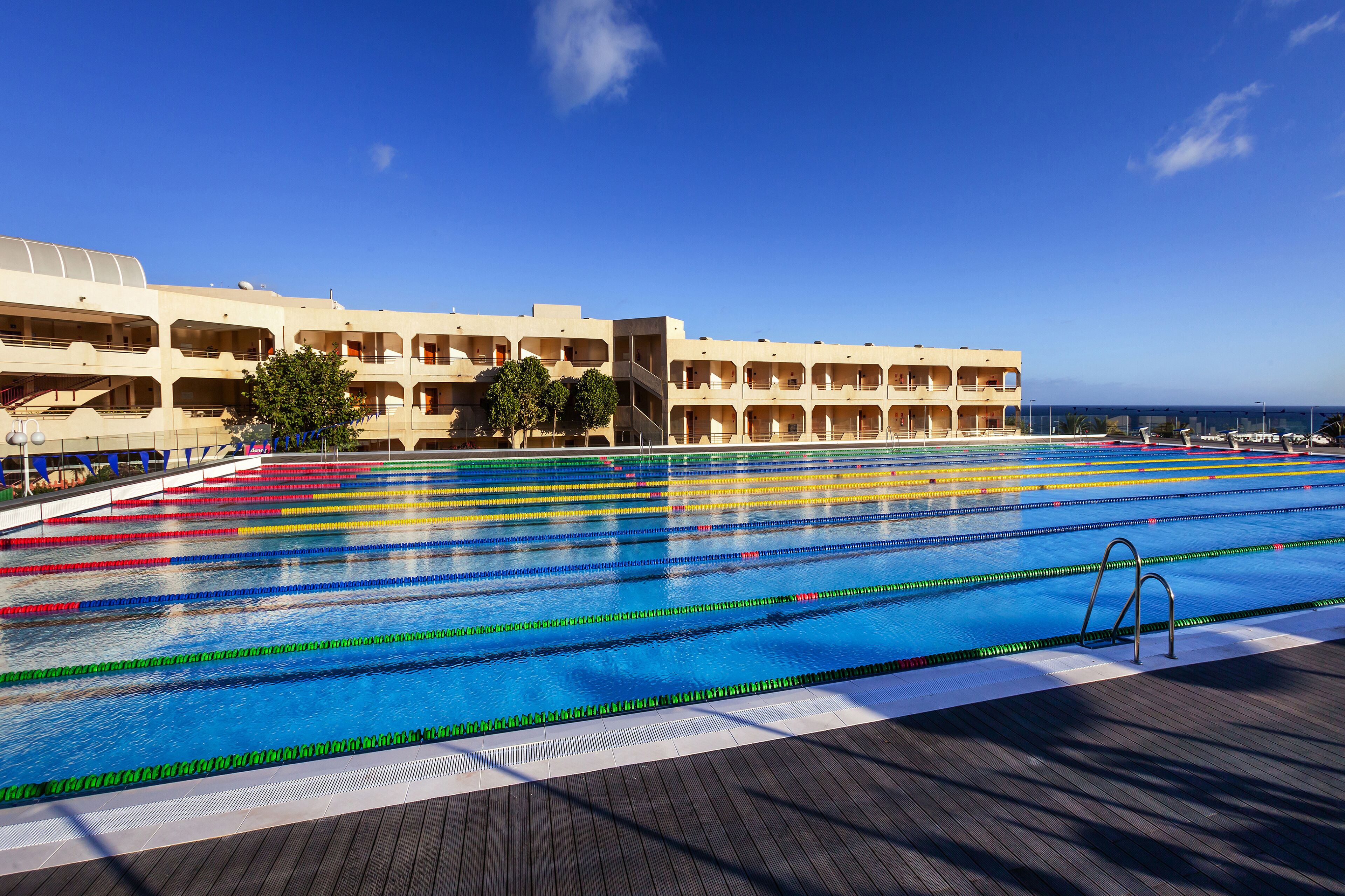 Una piscina con separadores de carril y zona de borde.