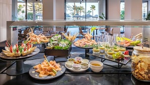 Un bufé con mariscos, ensaladas y diversas salsas.