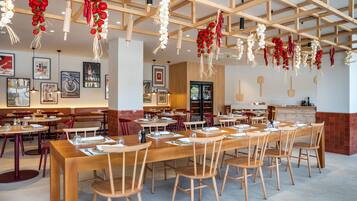 6 restaurants; breakfast, lunch, and dinner served
