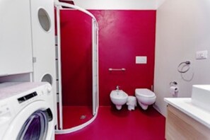 Dusj, hårføner, bidé og håndklær