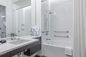 Een douche, een haardroger, handdoeken