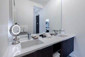 Dusche, Haartrockner, Handtücher