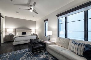 2 Schlafzimmer, Schreibtisch, Bügeleisen/Bügelbrett, Reisekinderbett