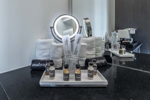 Dusche, Haartrockner, Handtücher