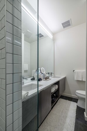 Ducha, secador de pelo y toallas