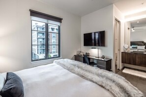 1 Schlafzimmer, Schreibtisch, Bügeleisen/Bügelbrett, Reisekinderbett