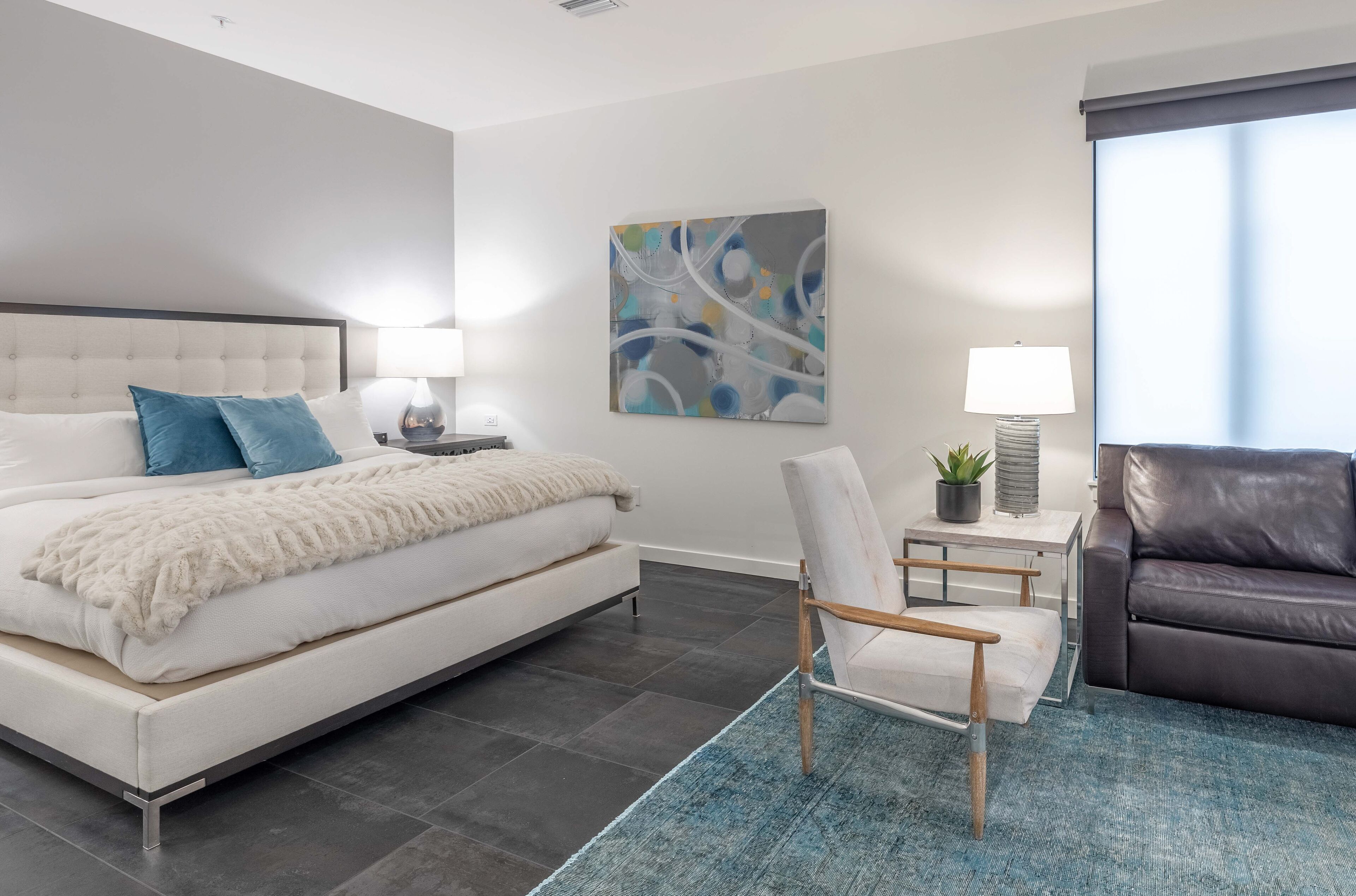 2 slaapkamers, een bureau, een strijkplank/strijkijzer, reisbedje