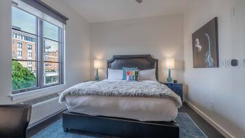 1 habitación, escritorio, tabla de planchar con plancha y cuna de viaje