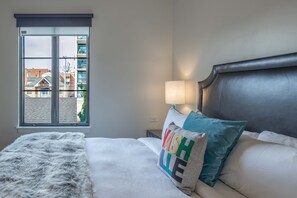 1 dormitorio, escritorio, tabla de planchar con plancha y cuna de viaje