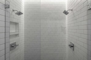 Ducha, secador de pelo y toallas