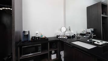 Refrigerador, cafetera/tetera, utensilios de cocina