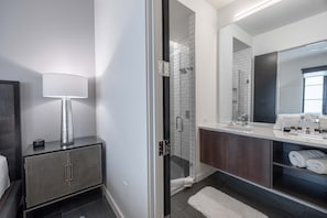 Regadera, secadora de cabello, toallas 