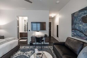 1 habitación, escritorio, tabla de planchar con plancha y cuna de viaje 