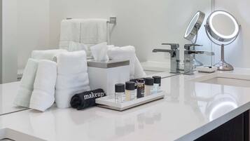 Ducha, secador de pelo, toallas