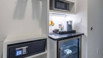 Refrigerador, cafetera/tetera