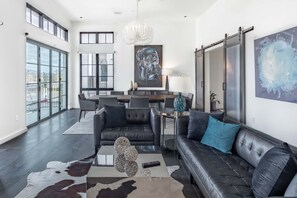 Smart TV, offices - 121 Hotel Buyout by AvantStay | Buyout w/ Living Areas & Meeting Room! Sleeps 58 (Nashville)