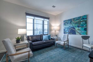 Een smart-tv, een open haard en een kantoor