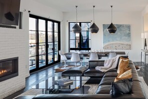 Een smart-tv, een open haard en een kantoor