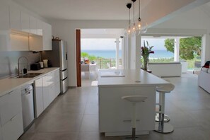 Fridge, microwave, oven, stovetop - The View - 5 Bedrooms | Pool, Jacuzzi & Beach | Guadeloupe (Sainte-Anne)