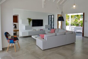 TV, stereo - The View - 5 Bedrooms | Pool, Jacuzzi & Beach | Guadeloupe (Sainte-Anne)