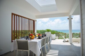 屋外ダイニングエリア